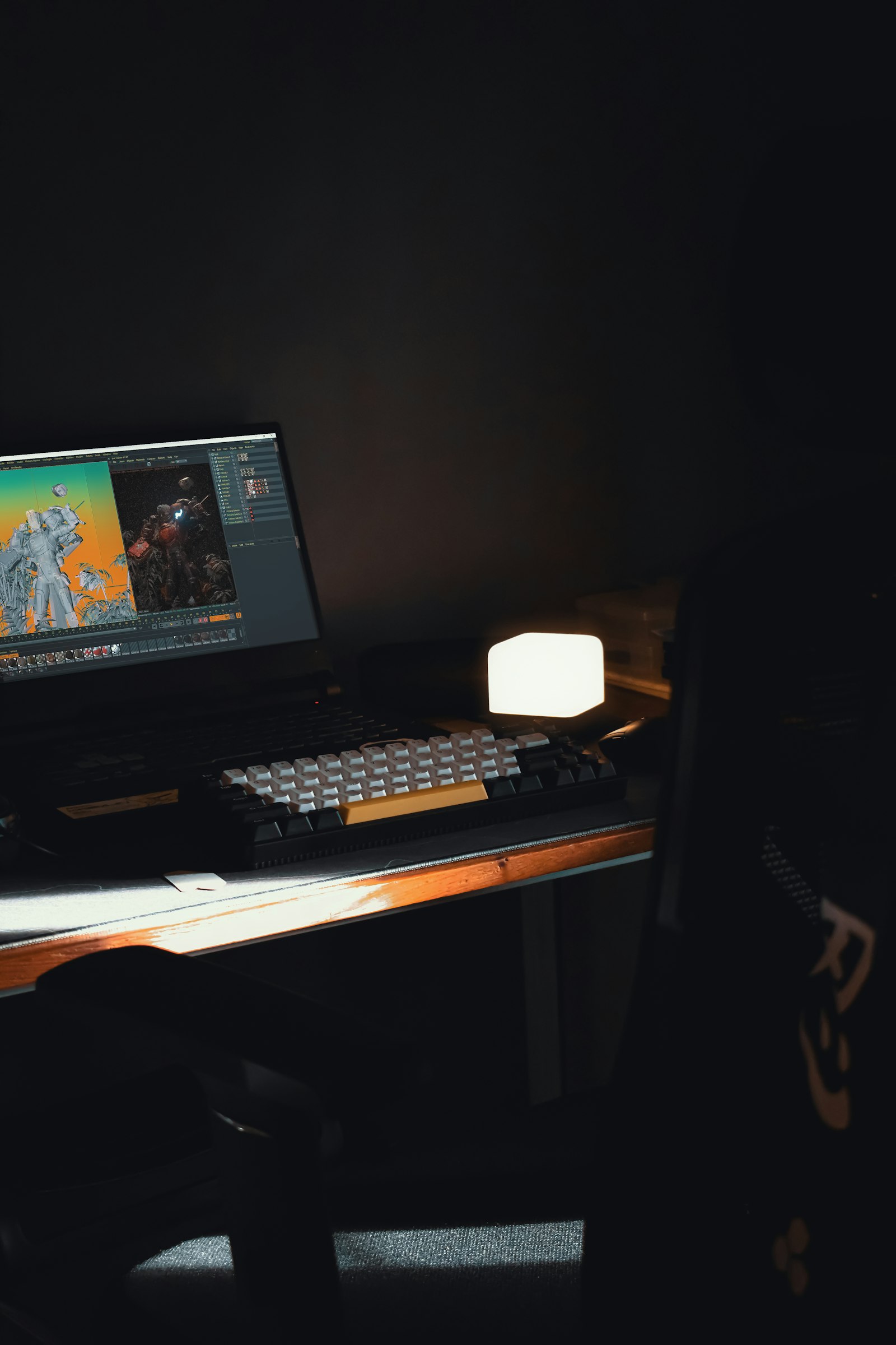 Bureau sombre avec clavier mécanique, souris gaming et écran