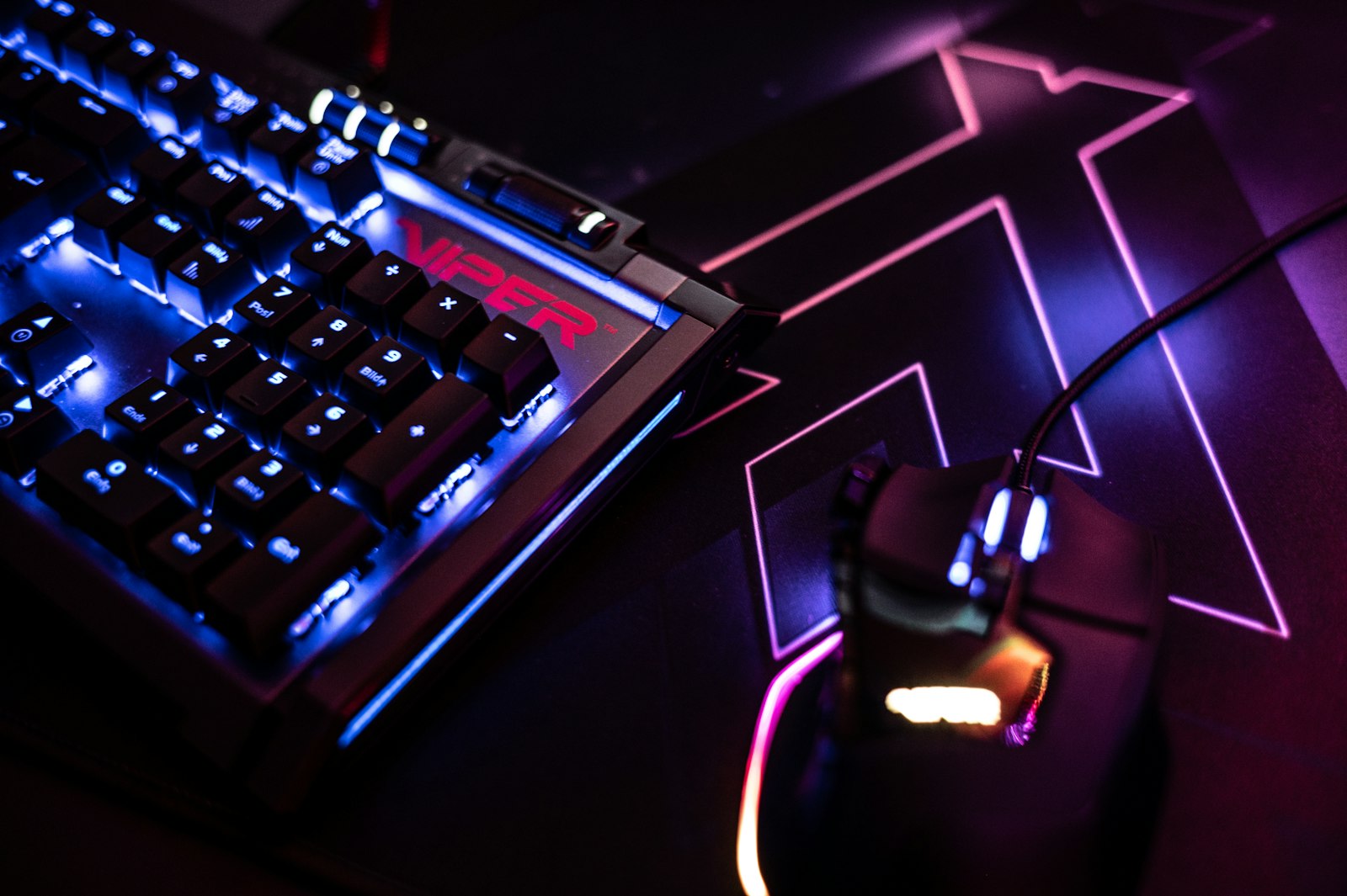 Clavier et souris gaming rétroéclairés, illustration du top des souris gaming 8K