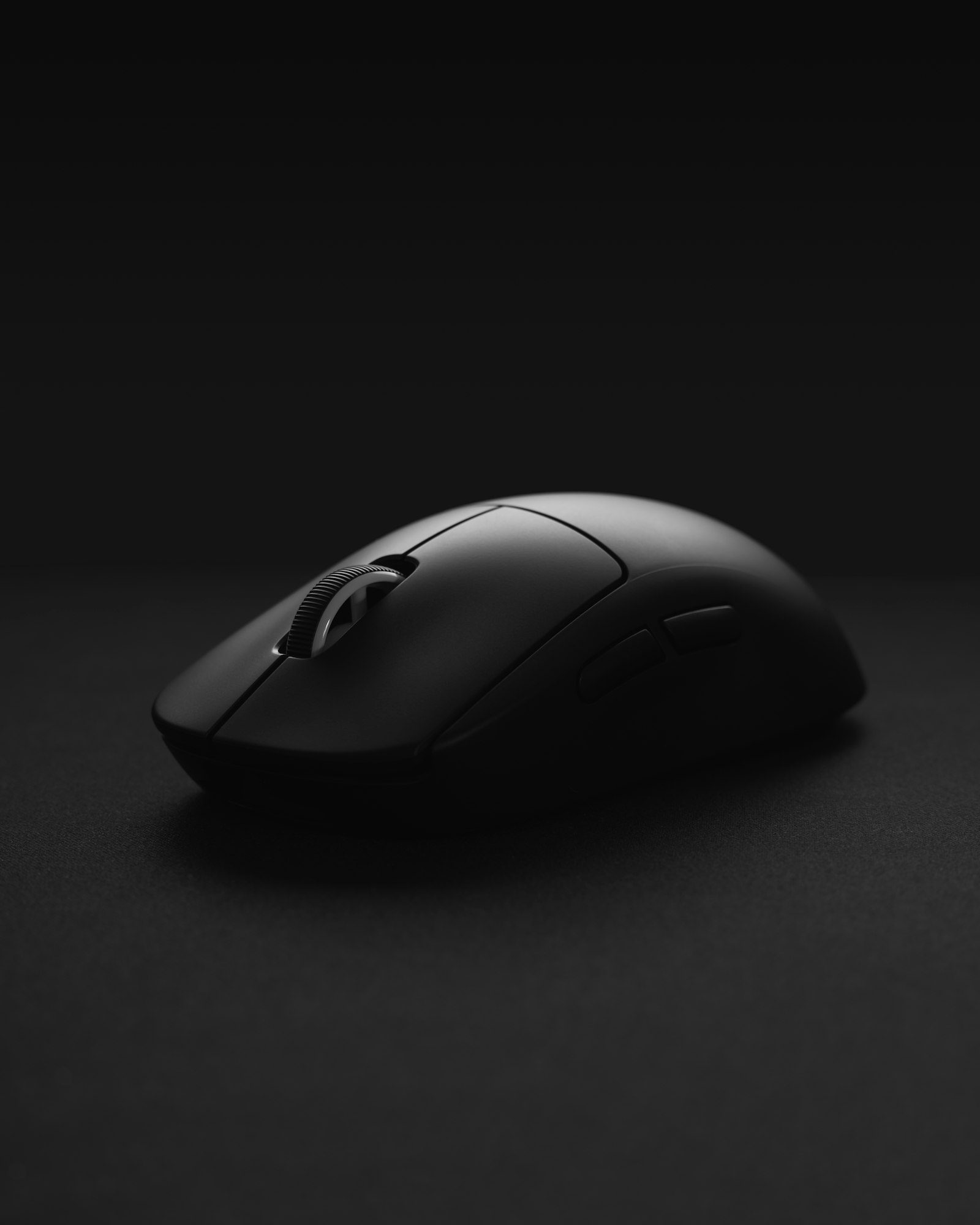 Souris gaming noire sur fond sombre, pour choisir une souris gaming pas chère
