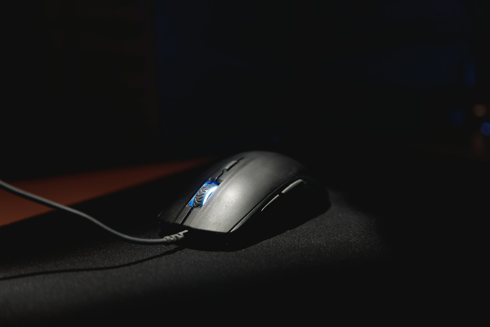 Souris gaming éclairée par un spot, illustration du top des souris gaming ultra-légères